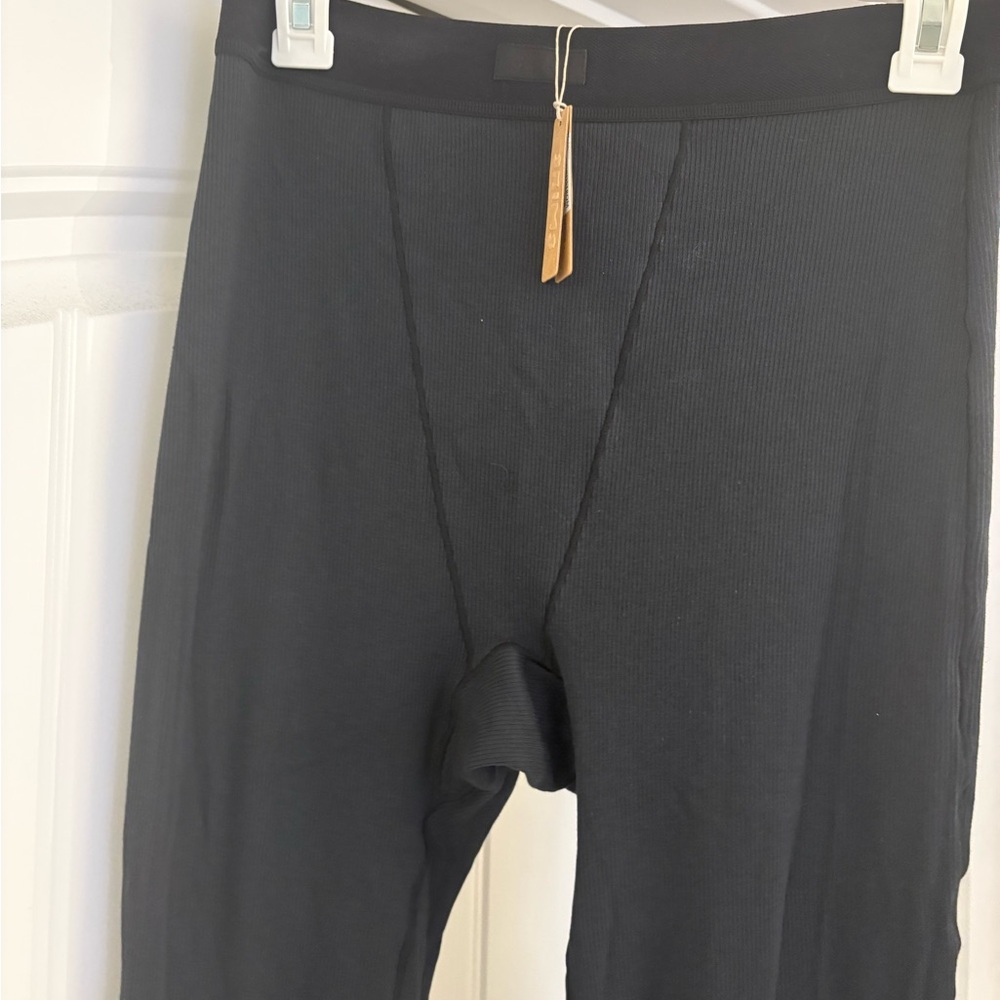 Skims black M thermals